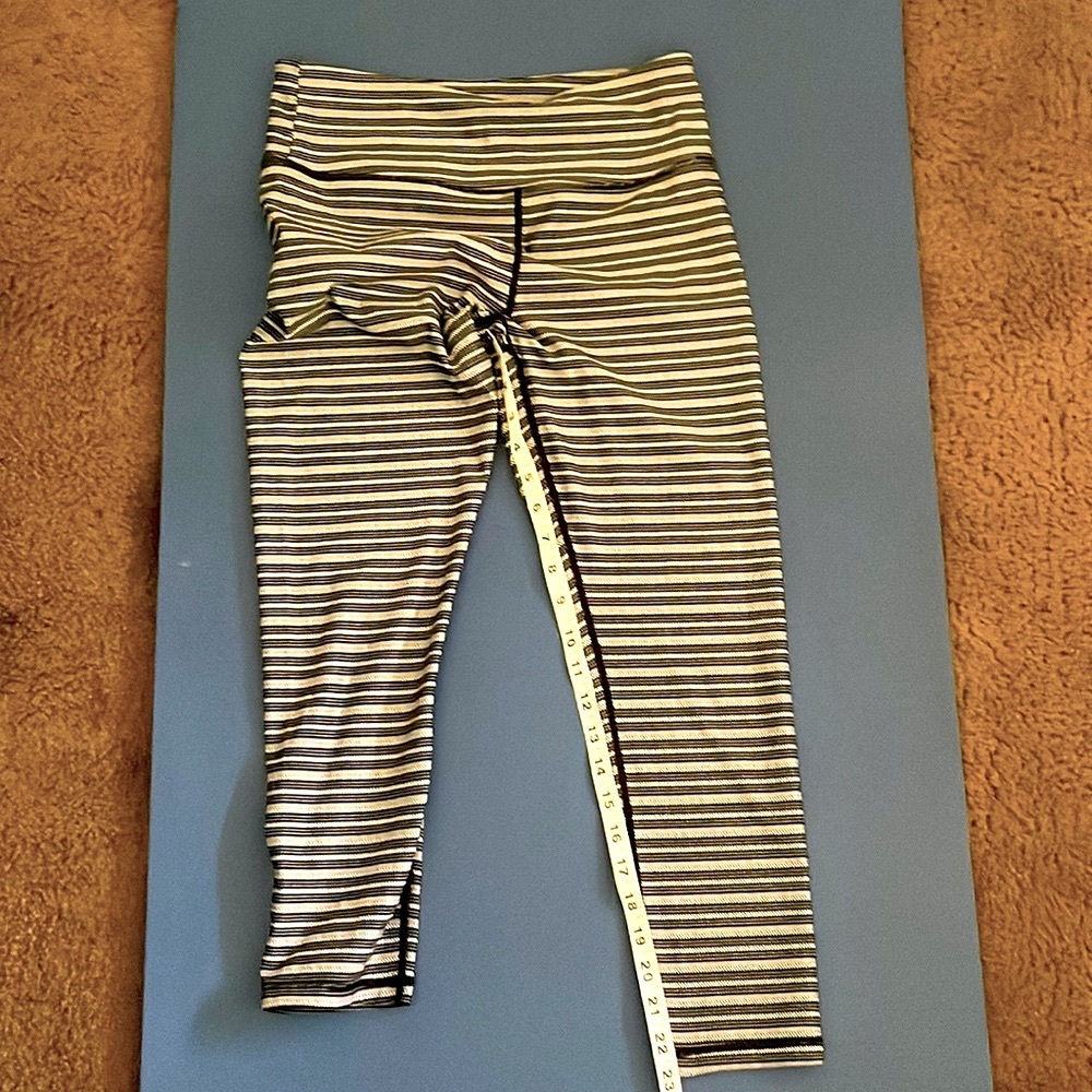 Zyia 7/8 Brilliant Leggings in 8-10. Black Stripe.
